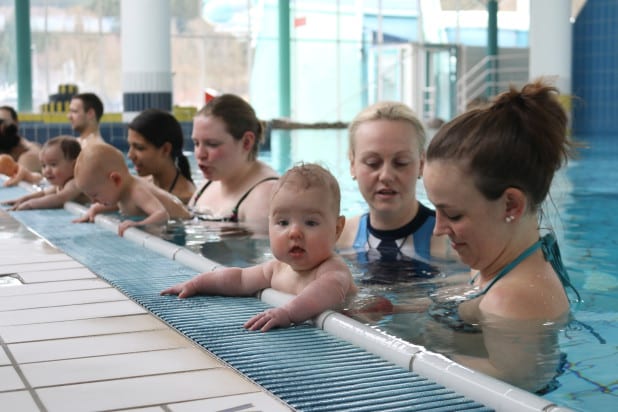 Kursleiterin Corina Becker erklärt ausführlich die Übungen und gibt Tipps zum Umgang mit den Babys im Element Wasser (Foto: Gemeinde Neunkirchen).