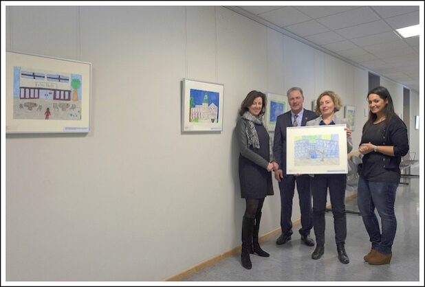 Stellen die Kinderkunst auf den Rathausfluren vor: Dr. Susanne Conzen (Leiterin Städtische Galerie), Bürgermeister Dieter Dzewas, Ursula Delhougne (Städtische Galerie), Selcan Can (Fachdienst Rat und Bürgermeister). Quelle: Stadt Lüdenscheid