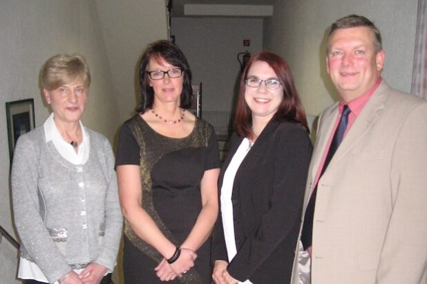 v.l.: Ulrike Berkenkopf (Pflegedienstleitung), Tatjana Rötz, Caroline Kahacho und Christian Jostes (Geschäftsführer). Quelle: St. Franziskus-Hospital gGmbH
