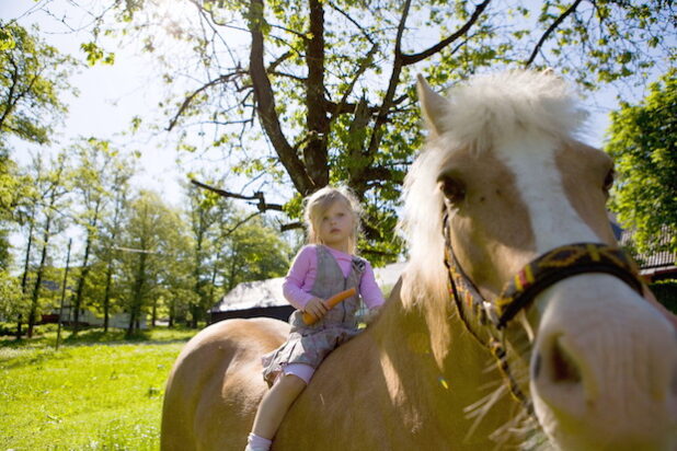 Mädchen auf einem Pferd (Foto: Tanja Ewers, Sauerland-Tourismus e.V.)