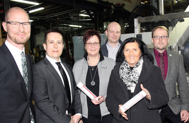 Volker Ruff, Artjom Hahn (Wirtschaftsförderung Kreis Soest), Ulrike Schnock, Thomas Brock (KAJO), Landrätin Eva Irrgang, Bürgermeister Alfred Schmidt (v. l.) beim Rundgang durch das Unternehmen (Foto: Paul Knierbein/Kreis Soest).