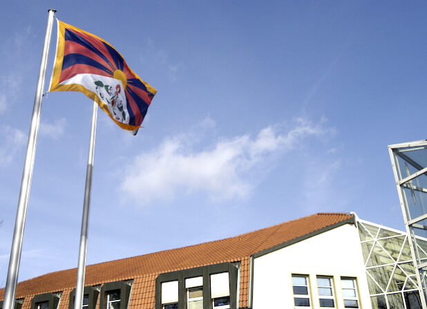 Der Kreis Soest zeigt sich mit dem tibetischen Volk solidarisch und hisste am Donnerstag, 10. März 2016, vor dem Kreishaus die tibetische Flagge (Archiv-Foto: Thomas Weinstock/Kreis Soest).