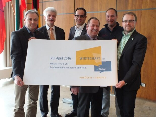Präsentierten das Programm und stellten das 1. Wirtschaftsforum der Gemeinde Anröchte und der Stadt Erwitte vor, v. l.: Hans-Jürgen Köchling (Wirtschaftsförderer der Stadt Erwitte), Helmut Franzke (Sparkasse Erwitte-Anröchte), Karsten Heinrich (Kur- und Verkehrsverein Bad Westernkotten), Bernd Kirchhoff und Clemens Hecker (beide W.I.R. Gewerbe- und Förderverein Anröchte) und Alfred Schmidt (Bürgermeister der Gemeinde Anröchte). Quelle: Stadt Erwitte