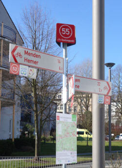 Durchgängige Beschilderung des Ruhr-Lenne-Achters mit der liegenden Acht (Foto: Ute Plato, Märkischer Kreis).