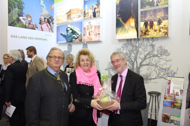 Edmund Dornhöfer (Relais & Châteaux Hotel Jagdhof Glashütte), Roswitha Still (Geschäftsführerin Touristikverband Siegerland-Wittgenstein) und Dr. Günther Horzetzky (Staatssekretär im Ministerium für Wirtschaft, Energie, Industrie, Mittelstand und Handwerk des Landes Nordrhein-Westfalen) - Foto: Touristikverband Siegerland-Wittgenstein e.V.