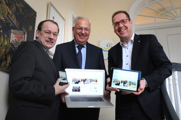 Zeigen einen Vorgeschmack auf die neue Online-Präsenz der Südwestfalen Agentur: Die Landräte Thomas Gemke und Dr. Karl Schneider mit Hubertus Winterberg, Geschäftsführer der Südwestfalen Agentur (v.l.) - Foto: Südwestfalen Agentur.