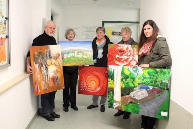 Noch bis 16. Mai zeigen (von links) Jürgen Otto, Lieselotte Reichmann, Margret Seibel, Inge Becker und Elena Gäbler von der Siegerländer Künstlergruppe „Lebenskünstler in Form und Farbe“ ihre Werke im Diakonie Klinikum Jung-Stilling in Siegen. Quelle: Diakonie in Südwestfalen gGmbH