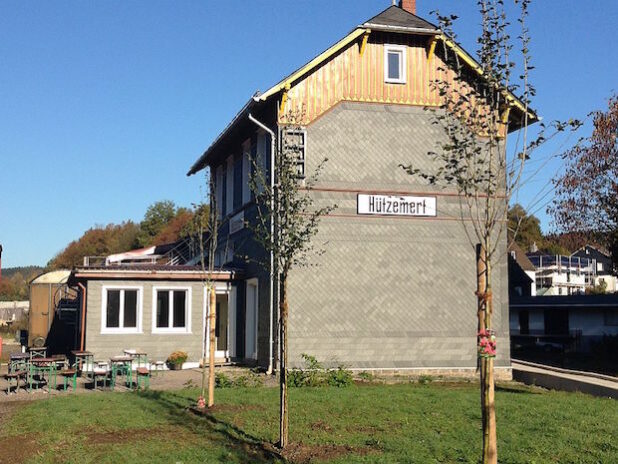 "Treffpunkt Alter Bahnhof" mit Rotdorn-Bäumen - Foto: Ingo Grütz