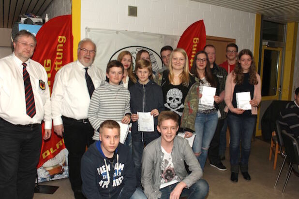 Rettungsschwimmer (von links nach rechts): Thorsten David, Wolfgang Gräve, Tom Zeppenfeld, Lena Feldmann, Nikolai Pfennig, Maja Klingenspohr, Nico Remberg, Michelle Görke, Laura-Marie Langenohl, Robin Hardenacke, Jonathan Lütticke und Lina Meinerzhagen, knienend Marcel Görke und Louis Kleta (Foto: DLRG OG Drolshagen e.V.).