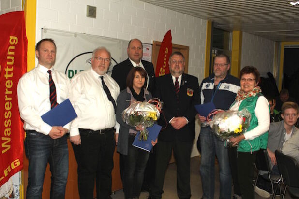 Verdienstabzeichen in Silber und Gold (von links nach rechts): Christian Kleta, Wolfgang Gräve, Melanie Schürholz, Carsten Hafermas, Peter Lubig , Karl Heinz Maiworm und seine Frau Erika Frommann (Foto: DLRG OG Drolshagen e.V.).