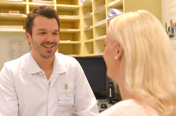 Eine sensible medizinische Aufklärung seiner Patienten ist dem Facharzt für Plastische & Ästhetische Chirurgie, Dr. Denis Simunec, besonders wichtig - Foto: Marienkrankenhaus Soest.