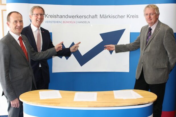 Die Kreishandwerksmeister Christian Will (l.) und Thomas F. Bock (r.) sowie Hauptgeschäftsführer Dirk H. Jedan präsentierten die Ergebnisse der Konjunkturumfrage der Kreishandwerkerschaft Märkischer Kreis. Quelle: Kreishandwerkerschaft Märkischer Kreis 