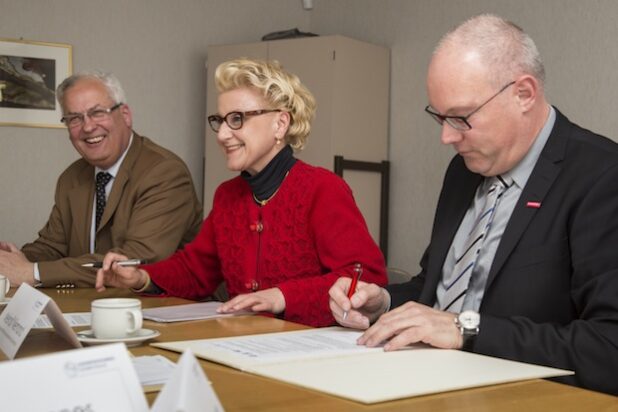 Landrat Dr. Karl Schneider, IHK-Hauptgeschäftsführerin Dr. Ilona Lange, Handwerkskammer-Hauptgeschäftsführer Meinolf Niemand (v. l.) und Peter Bannes (Erster Beigeordneter der Stadt Arnsberg) unterzeichneten die Vereinbarung. Quelle: Handwerkskammer Südwestfalen