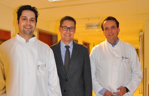 (von rechts nach links):Dr. Simon Kochhäuser, Prof. Lars Eckardt, Chefarzt der Rhythmologie am UKM, Dr. Dirk Böse, Chefarzt der Klinik für Kardiologie, Klinikum Arnsberg. Quelle: Klinikum Arnsberg GmbH