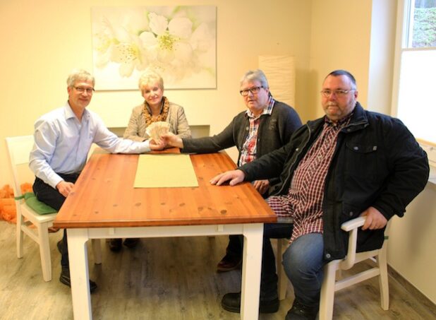 Einrichtungsleiter Burkhard Kölsch (links) freut sich über die Spende, die Hartmut Krämer (rechts), Klaus Waginzik und Sieglinde Baar überreichten. Quelle: Diakonie in Südwestfalen gGmbH