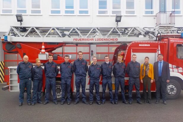 Auf dem Bild zu sehen sind (v.l.n.r.) Klemens Dopatka (Feuerwehr), Janine Amler, Ruven Benedikt Kurzweil, Patrick Berghaus, Marvin Soldanski, Alexander Thomas, Justus Studnitzky, Andy Pluschke, Tim Abel, Sandra Haarmann (Personalabteilung Stadt Lüdenscheid) und Fachbereichsleiter Thomas Ruschin. Quelle: Stadt Lüdenscheid