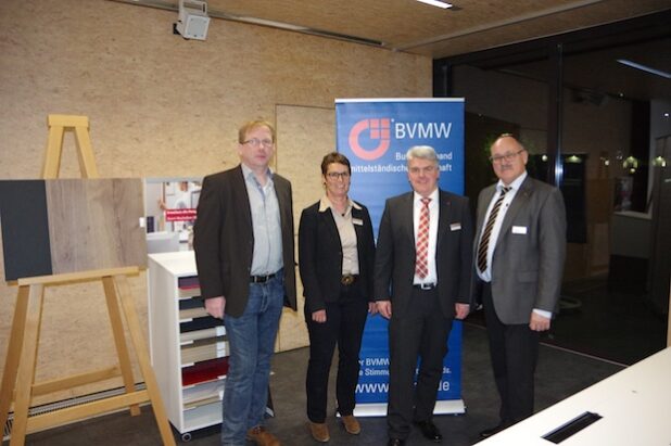Der BVMW, Bundesverband mittelständische Wirtschaft, Kreisverband Hochsauerland/Soest/Paderborn ist von der Notwendigkeit eines solchen Weiter- und Fortbildungsnetzwerks überzeugt. Beim jüngsten Mittelstandstreffen in der Firma Egger wurde das Projekt von Frank Schmidt (links) erstmals kurz vorgestellt durch den BVMW (Marlies Staudt, Christoph Kloke, Peter Staudt). Foto: BVMW HSK