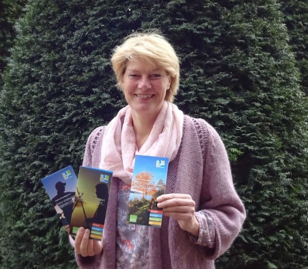 Die Geschäftsführerin Imke Grotelüschen stellt die drei neuen Flyer vor (Foto: Tourismusverband Biggesee-Listersee).