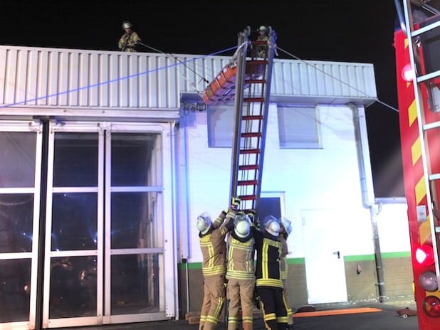  Mit Hilfe eines sogenannten Leiterhebels wird ein Mitarbeiter patientenorientiert vom Dach der Werkstatt gerettet. Foto: Dieter Dreier (Feuerwehr Lippstadt)