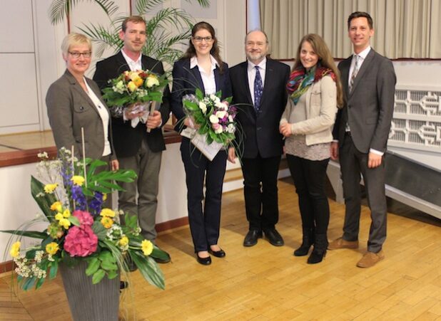 Helena Kohlberger (3.v.l.) und Dr. Christian Philip Schmitz (2.v.l.) erhielten aus den Händen von Landrat Andreas Müller (r) und Prof. Hanna Schramm-Klein (2.v.r.) den Studienpreis des Kreises Siegen-Wittgenstein. Laudatoren waren Prof. Dr. Klaudia Witte (l.) und Prof. Dr. Georg Plasger (3.v.r.). Quelle: Kreis Siegen-Wittgenstein