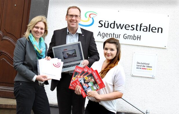 Hubertus Winterberg (Mitte), Dr. Stephanie Arens (links) und Marie Ting stellten den Jahresbericht 2015 sowie die neue Imagebroschüre und Internetauftritt der Südwestfalen Agentur der Öffentlichkeit vor. (Foto: Südwestfalen Agentur / Christian Janusch)