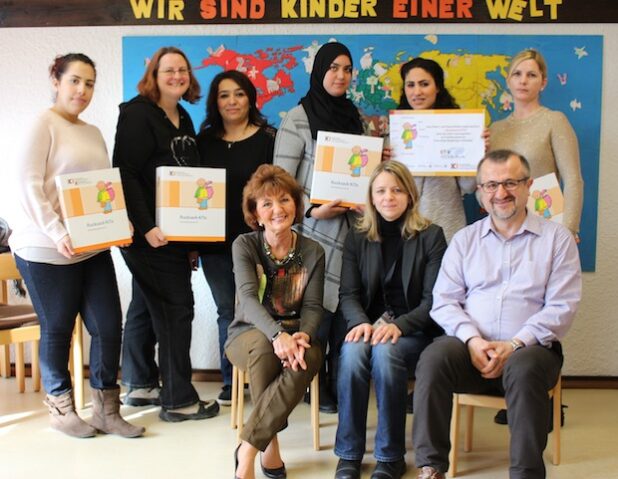 Das Projekt „Rucksack KiTa“ ist erfolgreich in Kreuztal angelaufen (unten v.l.): Renate Kirstein (Leiterin Familienzentrum Fritz-Erler-Siedlung), Yvonne Partmann (Leiterin KI), Veli Aydin (Sozialpädagoge KI); (oben v.l.): Mariem Benoufella (Elternbegleiterin), Susanne Stötzel (Fachkraft  für „Sprach-Kita ,Familienzentrum Fritz-Erler-Siedlung) sowie Mütter, die an dem Projekt teilnehmen: Kiraz Baydar, Ouafae El Hasnaoui, Faten Omar und Vasilica Mercan.Quelle: Kreis Siegen-Wittgenstein