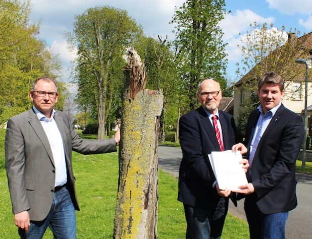 Freuen sich über den Zuwendungsbescheid, den Bernd Müller von der Bezirksregierung Arnsberg (2.v.r.) übergab: Bauamtsleiter Peter Stephan (l.) und Bürgermeister Remco van der Velden. Quelle: Stadt Geseke