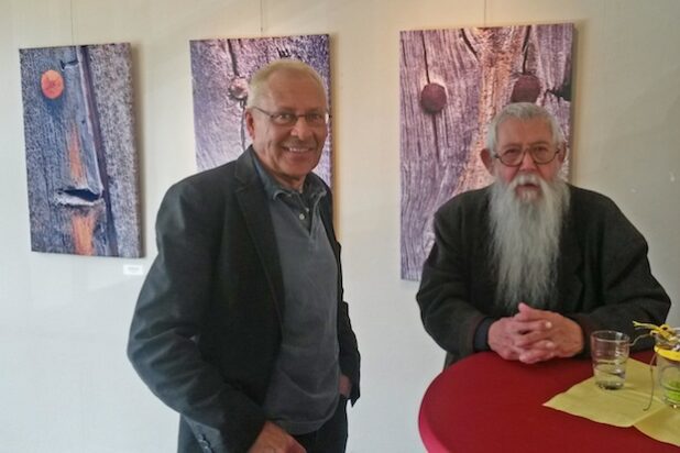 Fotograf Arne Machel mit Laudator Prof. Wil Sensen bei der Eröffnung seiner letzten Ausstellung. Quelle: Chrissy Luig