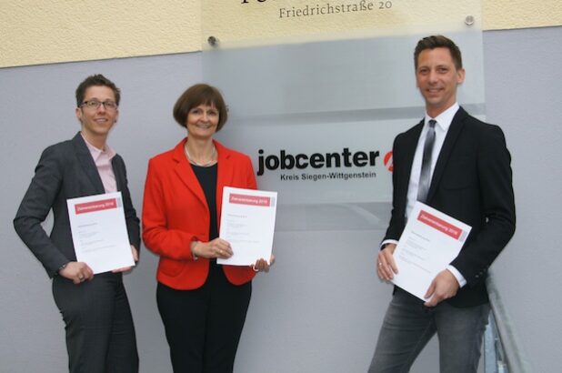 Stephanie Krömer, Geschäftsführerin des Jobcenters Kreis Siegen-Wittgenstein, Dr. Bettina Wolf, Vorsitzende der Geschäftsführung der Agentur für Arbeit Siegen und Landrat Andreas Müller haben gemeinsam eine Zielvereinbarung für das Jahr 2016 getroffen. Quelle: Agentur für Arbeit Siegen