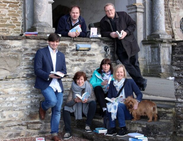 „vorlesen2016-jury.jpg“: Sie freuen sich auf den Vorlesewettbewerb am 16. April im Rathaus der Hansestadt Attendorn: Sven Bonacker, Anke Reinitz, Barbara Elsaeßer, Isabell Hoffmann und Lesehund Juli (unten von links), Achim Gandras und Christoph Sasse (oben von links). Quelle: Hansestadt Attendorn 