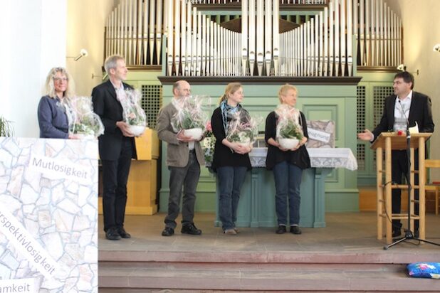 Zum Doppeljubiläum 40 Jahre Beratungsstelle für Suchtkranke und 30 Jahre Familienorientierte Suchthilfe in Siegen lobte Diakonie-Geschäftsführer Dr. Josef Rosenbauer (rechts) in der Siegener Martinikirche das Engagement der Mitarbeiter. Von links: Verwaltungsfachkraft Bettina Gessner-Utsch, Suchttherapeut Friedhelm Lucke, Suchtberater Herbert Kramer, Sozialpädagogin Vera Königsfeld und Familientherapeutin Helga Rothenpieler. Quelle: Diakonie in Südwestfalen gGmbH
