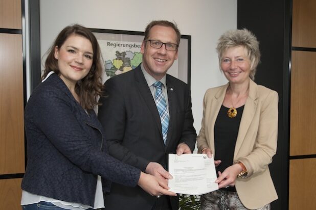 Von links: Regionalmarketing-Managerin Marie Ting und Geschäftsführer Hubertus Winterberg von der Südwestfalen Agentur mit Regierungspräsidentin Diana Ewert am 23.05. in Arnsberg. Quelle: Bezirksregierung Arnsberg