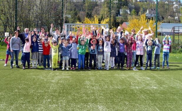 Freude über neue Sport- und Freizeitmöglichkeiten an der Schule unter dem Regenbogen: Groß und Klein eröffneten dort jetzt ein Kleinspielfeld. Bildnachweis: Stadt Meschede 