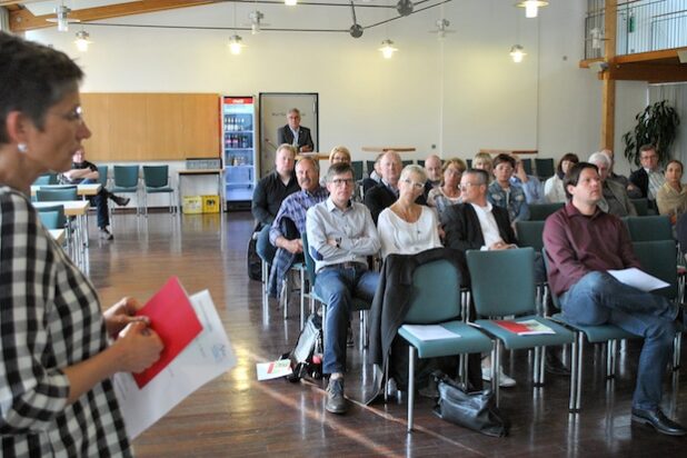 In der „Initiative Ortskern Olsberg“ gemeinsam Projekte für die Innenstadt umsetzen: Elke Frauns diskutierte in den Auftaktveranstaltungen mit Gewerbetreibenden (Foto) und Immobili-eneigentümern. Foto: Stadt Olsberg
