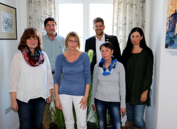 Eine Steuerungsgruppe hat sich jetzt gebildet, um den Zertifizierungsweg der Gemeinde Burbach zur „FairTrade-Town“ zu koordinieren: Elisabeth Fley, Anja Ginsberg, Ute Kring-Fey und Sprecherin Katrin Ginsberg (v.R.v.l.), Rolf Winkel und Johannes Werthenbach (h.R.v.l.). Quelle: Gemeinde Burbach