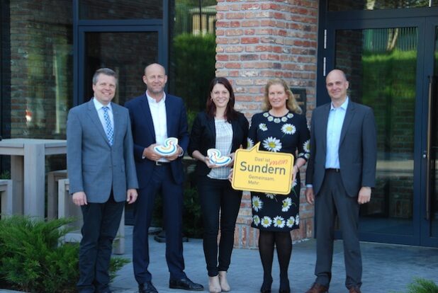 Freuen sich auf die gemeinsame Zusammenarbeit: von links Josef Levermann (SKS), Hermann-Josef Schulte (Gebr. Schulte), Maria Arens (Südwestfalen Agentur), Andrea Schulte (Gebr. Schulte), Dominik Vielhaber (Lübke & Vogt). (Foto: einsU)
