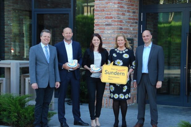  Freuen sich auf die gemeinsame Zusammenarbeit: von links Josef Levermann (SKS), Hermann-Josef Schulte (Gebr. Schulte), Maria Arens (Südwestfalen Agentur), Andrea Schulte (Gebr. Schulte), Dominik Vielhaber (Lübke & Vogt). (Foto: einsU) 