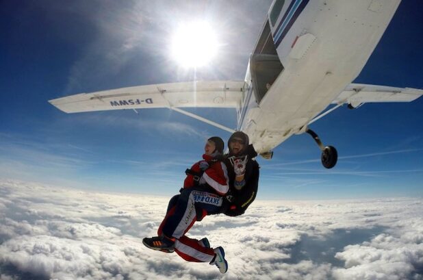 Jetzt gibt’s kein Zurück mehr. Sekunden nach dem Ausstieg aus dem Flugzeug erreicht das Doppelgespann im freien Fall eine Vertikalgeschwindigkeit von 200 Stundenkilometern. Foto: Skydive Westerwald