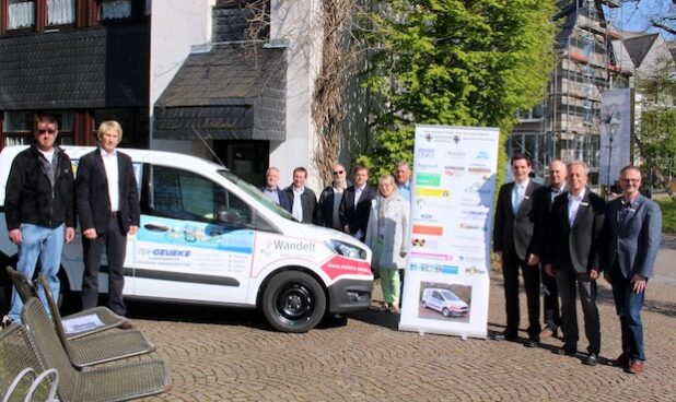 Die Hansestadt Attendorn hat ein neues Dienstfahrzeug in Betrieb gestellt, an dem sich zahlreiche heimische Unternehmen beteiligt haben. Quelle: Hansestadt Attendorn