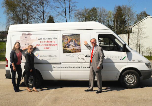 Freuten sich, den ersten "Südwestfalen-Sprinter" auf die Straße zu schicken: Regionmarketing Managerin Marie Ting, Grafikdesignerin Lisa Krull (Südwestfalen Agentur) und Prof. Dr. Stephan Becker, geschäftsführender Gesellschafter der Becker Immobilien GmbH. (Foto: Südwestfalen Agentur / Christian Janusch)