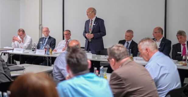 Fast 40 Unternehmer statteten der Firma Georg Menshen GmbH anlässlich des Finnentroper Wirtschaftsgespräch einen Besuch ab. Quelle: Industrie- und Handelskammer Siegen 