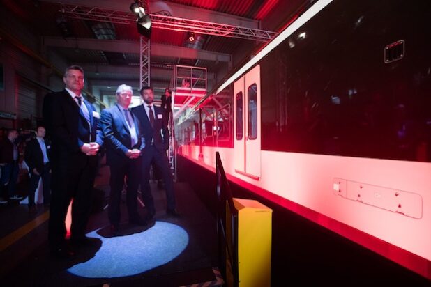 Ronald R. F. Lünser, Vorsitzender der Geschäftsführung Abellio Rail NRW, Martin Husmann, Vorstandssprecher des Verkehrsverbunds Rhein-Ruhr, und Christoph Hässig, Geschäftsführer Stadler Pankow GmbH, bei der Einfahrt des ersten Elektrotriebzuges FLIRT³ für das Niederrhein-Netz in die Werkstatthalle in Hagen. Quelle: Abellio Rail NRW GmbH