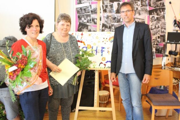  Einrichtungsleiterin Margit Haars (links) und Geschäftsbereichsleiter der Eingliederungshilfe Achim Krugmann überreichten der Vorsitzenden des Bewohnerbeirates Sigrid Käuser bei der Feier zum 20. Geburtstag des August-Hermann-Francke-Hauses als Dank und Anerkennung eine Urkunde. Quelle: Diakonie in Südwestfalen gGmbH 