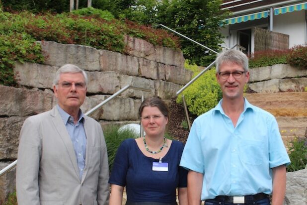 Silvia Teuwsen sucht als neue Koordinatorin des Ambulanten evangelischen Hospizdienstes Siegerland Ehrenamtliche, um Sterbende zu Hause zu betreuen. Vorstandsmitglied des Diakonischen Werks im Ev. Kirchenkreis Siegen Dr. Wolfgang Böhringer (links) und Hospizleiter Burkhard Kölsch freuen sich über ihre Mitarbeit. Quelle: Diakonie in Südwestfalen gGmbH