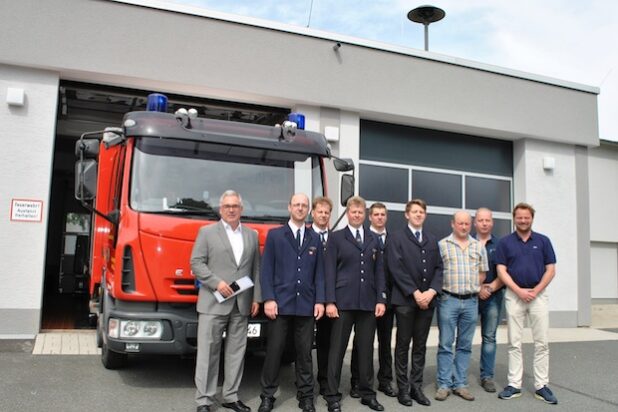 Gemeinsam nahmen Bürgermeister Wolfgang Fischer, Ortsvorsteher Martin Aleff, die örtlichen Ratsvertreter Jochen Siedhoff und Thomas Köster mit der Führung der Löschgruppe Antfeld die Arbeiten am Feuerwehrhaus in Augenschein. Bild: Stadt Olsberg