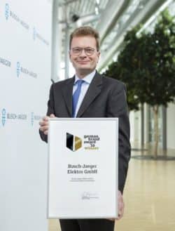 Adalbert M. Neumann, Vorsitzender der Geschäftsführung, freut sich über die Auszeichnung für Busch-Jaeger mit dem German Brand Award. Quelle: siegerbrauckmann 