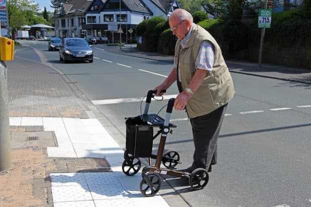 Für seh- und mobilitätseingeschränkte Menschen muss der Straßenraum möglichst barrierefrei gestaltet sein. Bodenleitsysteme und abgesenkte Bordsteine helfen. Quelle: Gemeinde Wilnsdorf 