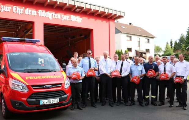 Über einen neuen Mannschaftstransporter verfügt jetzt die Löschgruppe Lippe der Feuerwehr Burbach. Außerdem übergab Burbachs Bürgermeister Christoph Ewers neun Defibrillatoren an die Löschzüge der Gemeinde in erster Linie zum Eigenschutz der Wehrleute im Einsatz. Quelle: GEMEINDE BURBACH