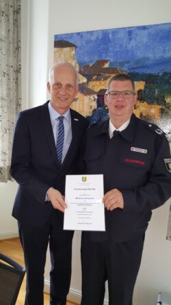 Neuer Leiter der Burbacher Feuerwehr ist der Würgendorfer Markus Schwarze. Bürgermeister Christoph Ewers überreichte ihm jetzt nach positivem Votum der Wehrleute wie auch des Rates die Ernennungsurkunde. Quelle: GEMEINDE BURBACH 