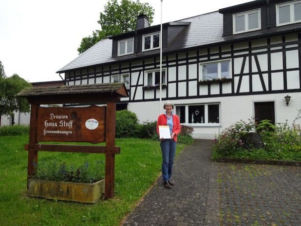 Annette Stuff vom Haus Stuff in Olpe-Hohl freut sich über die erneute Auszeichnung ihrer drei Ferienwohnungen mit 3 und 4 Sternen. Foto: Tourismusverband Biggesee-Listersee 